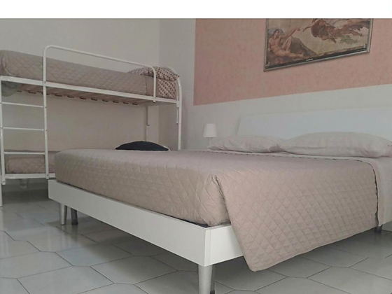 La camera per quattro: letto matrimoniale e letti a castello