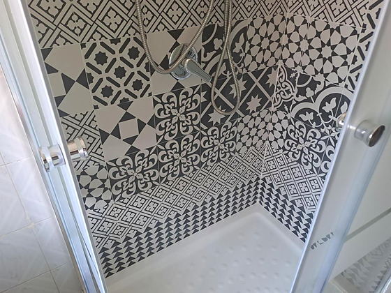 Box doccia con parete di cementine decorate