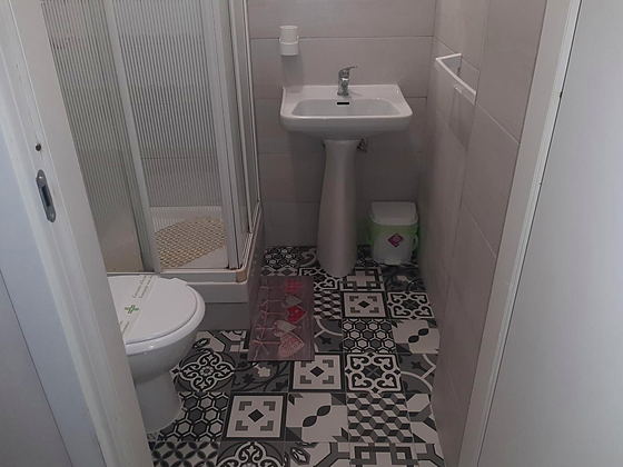 Bagno privato con pavimento a cementine