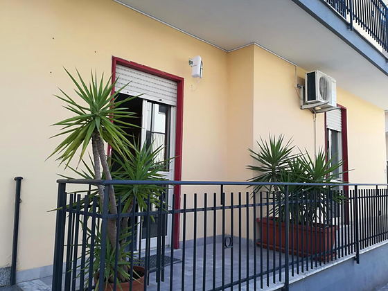 Esterno della struttura, con parcheggio libero sulla strada